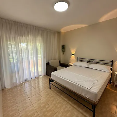 Ruben In Apartamento Golem (Tirana)