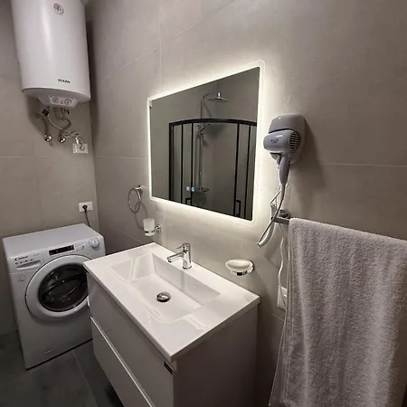 Ruben In * Golem (Tirana)